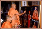 Swamishri performs murti pratishtha for a Sanskar Bhavan in Gondal town