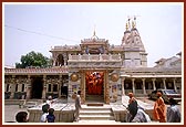 Swamishri descends the mandir after Thakorji's darshan