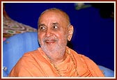 Swamishri in a jovial mood during the evening assembly