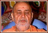 After his blessings Swamishri is engaged in the ritual of mantra pushpanjali to Shri Harikrishna Maharaj