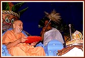 ... performs arti of Shri Harikrishna Maharaj