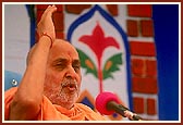 Swamishri enthusiastically blesses the assembly of devotees after the bhumi pujan rituals