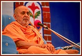 Swamishri enthusiastically blesses the assembly of devotees after the bhumi pujan rituals