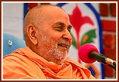 Swamishri enthusiastically blesses the assembly of devotees after the bhumi pujan rituals