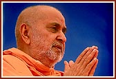 Swamishri in a gesture of humility after the assembly