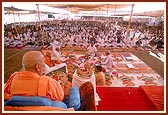 Swamishri and devotees perform arti during the bhumi pujan ceremony for a large assembly hall on the mandir grounds