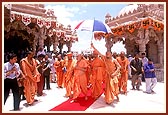 Swamishri performs pradakshina of Thakorji