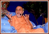 Swamishri addresses the assembly