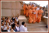 Swamishri humbly responds to the devotees while taking leave