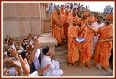 Swamishri humbly responds to the devotees while taking leave