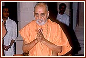 Swamishri offers humble respects, abhishek and prayers to Shri Nilkanth Varni 