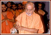 Swamishri offers humble respects, abhishek and prayers to Shri Nilkanth Varni 