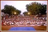Devotees in assembly, Jadeshwar