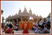 Swamishri departs after Thakorji's darshan