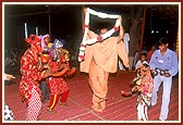 Pujya Narendraprasad Swami with a garland to welcome Swamishri 