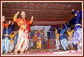 Kishores perform a welcome dance for Swamishri on Pramukh Varni Din celebration 
