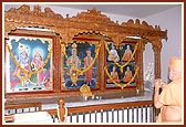 Swamishri performs arti of Thakorji ...