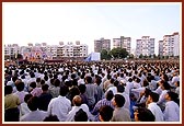 Swamishri blesses the mammoth Yogi Jayanti assembly of 20,000 devotees