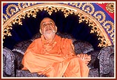 Swamishri blesses the mammoth Yogi Jayanti assembly of 20,000 devotees