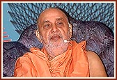 Swamishri blesses the assembly of over 1,200 children on Children's Day 