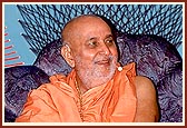 Swamishri happily blesses and converses with children during the Children's Day assembly&nbsp;