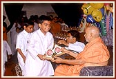 Swamishri presents plaques to the award-winning balaks