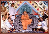 Swamishri happily blesses and converses with children during the Children's Day assembly&nbsp;