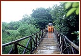Swamishri in transit at Manor on his way from Tithal to Mumbai