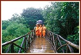 Swamishri in transit at Manor on his way from Tithal to Mumbai