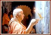 Swamishri performs arti