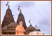   In conclusion to Sports Day, Swamishri performs arti of Thakorji