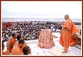   In conclusion to Sports Day, Swamishri performs arti of Thakorji