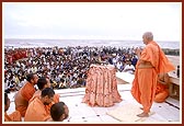  In conclusion to Sports Day, Swamishri performs arti of Thakorji