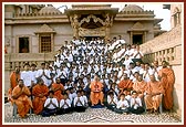 Swamishri and sadhus with balaks and kishore participants of BAPS Mumbai Bal-Kishore Shibir, Tithal 2002  