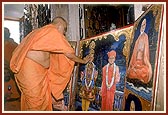 Swamishri performs the pratishtha rituals for a Hari mandir in Bhagdavada village