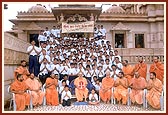 Swamishri and sadhus with balaks and kishore participants of BAPS Mumbai Bal-Kishore Shibir, Tithal 2002  