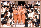 Swamishri with kishores