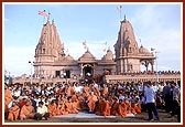 Swamishri watches the various games played by children on Sports Day