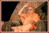 Swamishri addresses the assembly