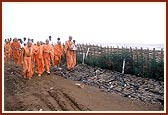 Swamishri observes the mandir periphery