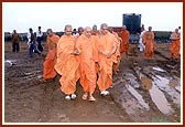 Swamishri observes the minutest details during his mandir tour