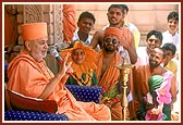Swamishri delivers the inaugural shibir address