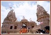 Swamishri descends the mandir steps