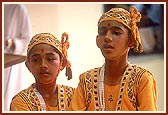 Balaks perform arti of Thakorji during shibir