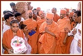 Swamishri arrives in the mandir