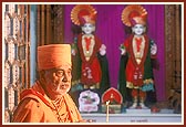 Swamishri performs Rajbhog arti