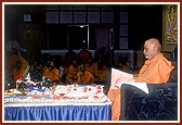 Darshan of Shri Harikrishna Maharaj during Swamishri's puja