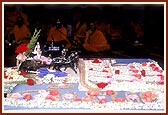 Darshan of Shri Harikrishna Maharaj during Swamishri's puja