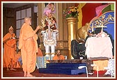 Swamishri performs the Rathyatra festival arti