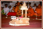 'Kunvar rangile Kan bethe rath ..' Thakorji in a moving remote controlled chariot